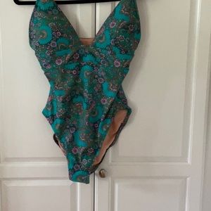 J crew beautiful green suit , worn once . Perfect condition